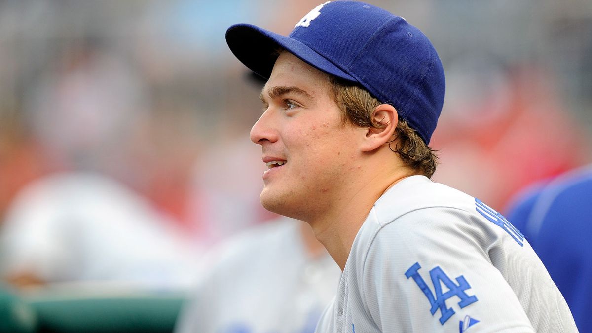 092415-MLB-Los-Angeles-Dodgers-Enrique-Hernandez-PI.vresize.1200.675.high.19