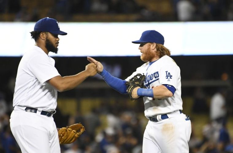 9498534-kenley-jansen-justin-turner-mlb-san-francisco-giants-los-angeles-dodgers-850x560